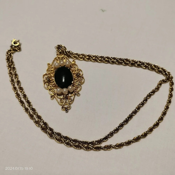 Filigree Pendant With Pearls and Green Gemstone Cabochon Gold Tone rope chain - Picture 8 of 8